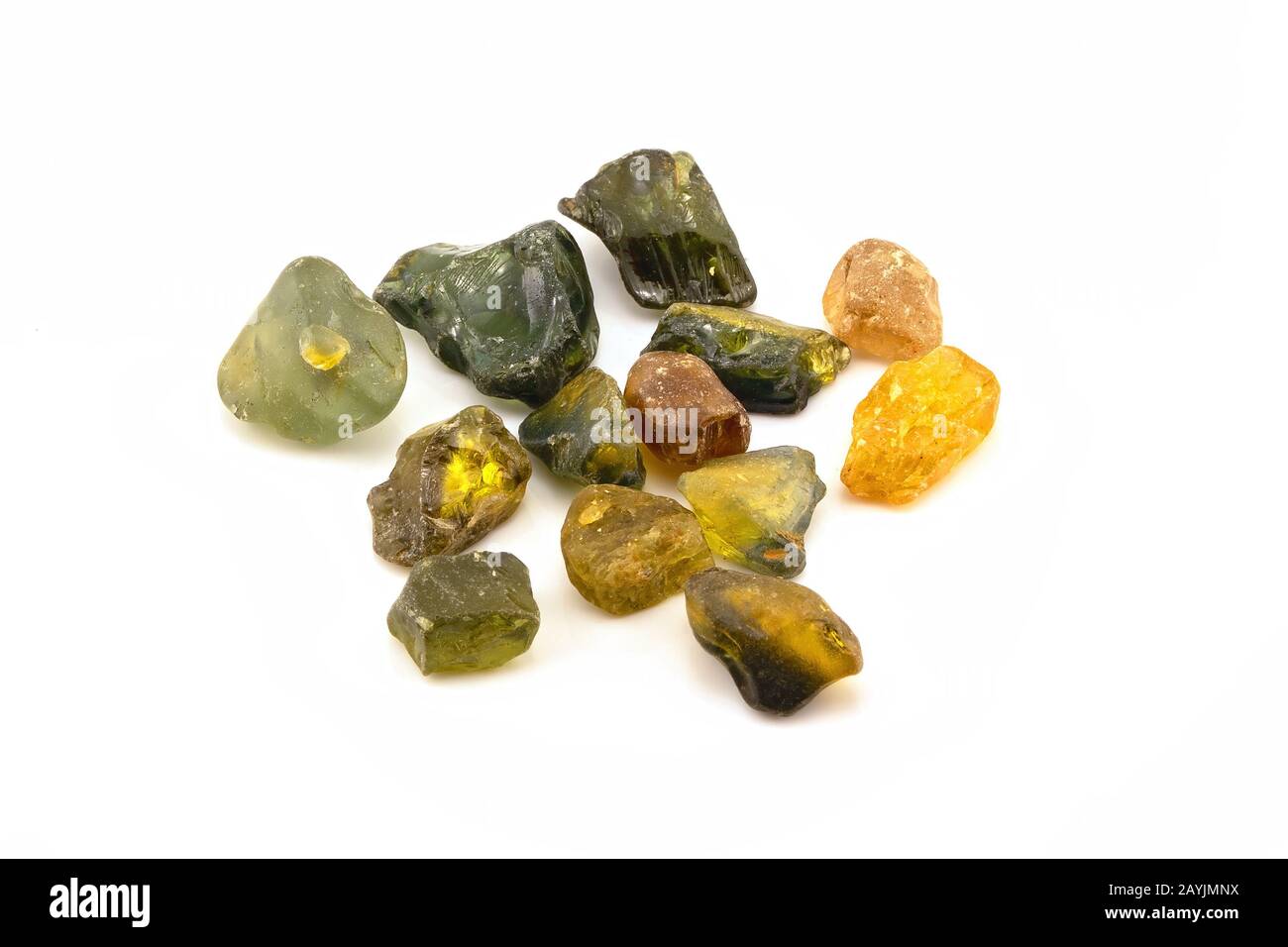 Une collection de saphirs naturels non coupés isolés sur un fond blanc Banque D'Images