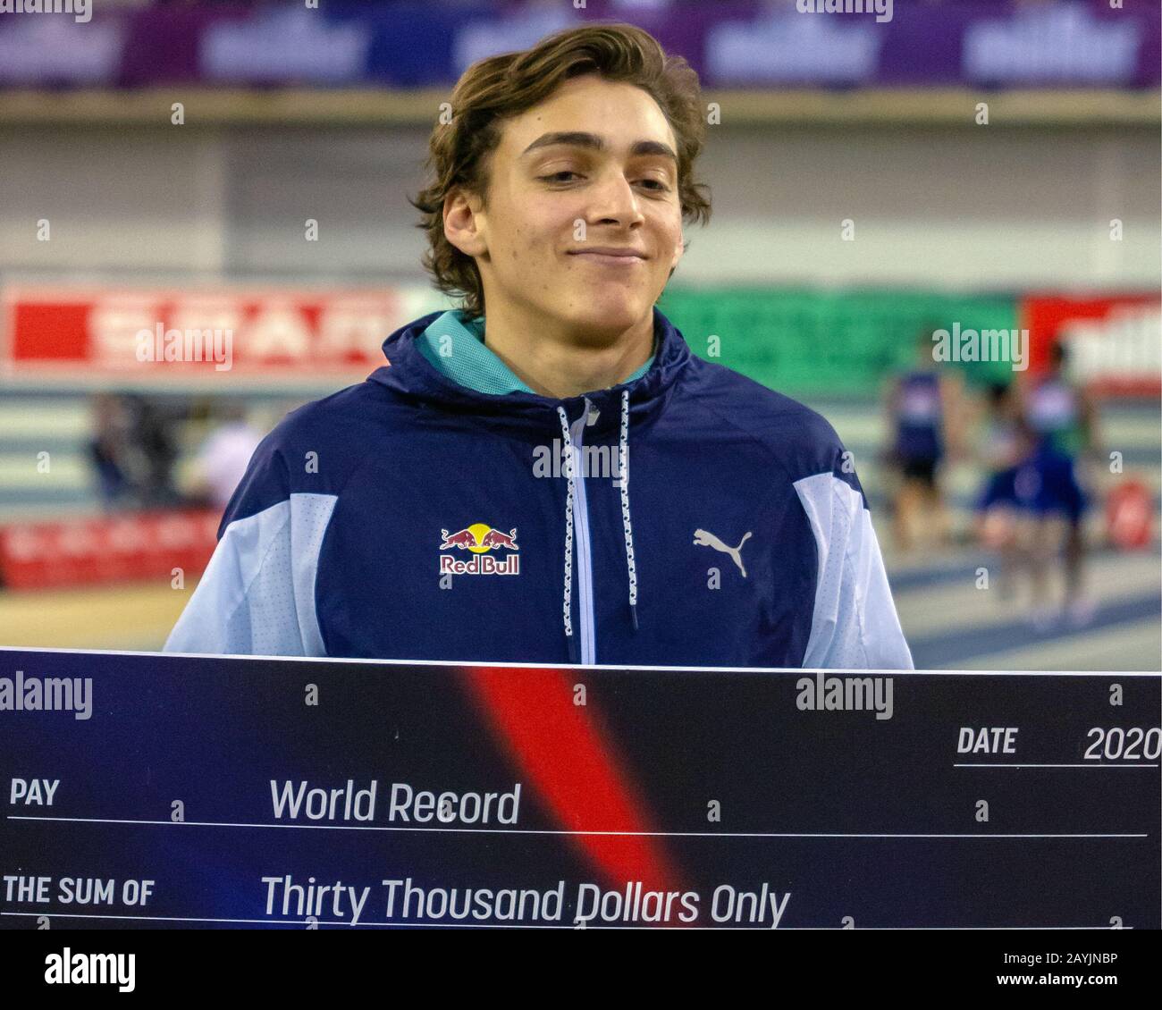 Glasgow, Écosse, Royaume-Uni. 15 février 2020. Armand Duplantis de Suède sourit avec un chèque géant de 30 000 $, ses gains après avoir brisé le record mondial (atteignant 6,18 mètres de dégagement) dans la finale masculine de coffre-fort de poteau, pendant le Grand Prix intérieur Müller de Glasgow 2020, à l'Emirates Arena. Crédit: Iain Mcguinness/Alay Live News Banque D'Images
