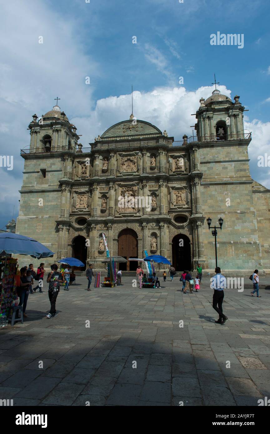 La cathédrale Notre Dame de l'Assomption construite dans un style néoclassique, dans la ville d'Oaxaca de Juarez, Oaxaca, Mexique. Banque D'Images La cathédrale Notre Dame de l'Assomption construite dans un style néoclassique, dans la ville d'Oaxaca de Juarez, Oaxaca, Mexique. Banque D'Images