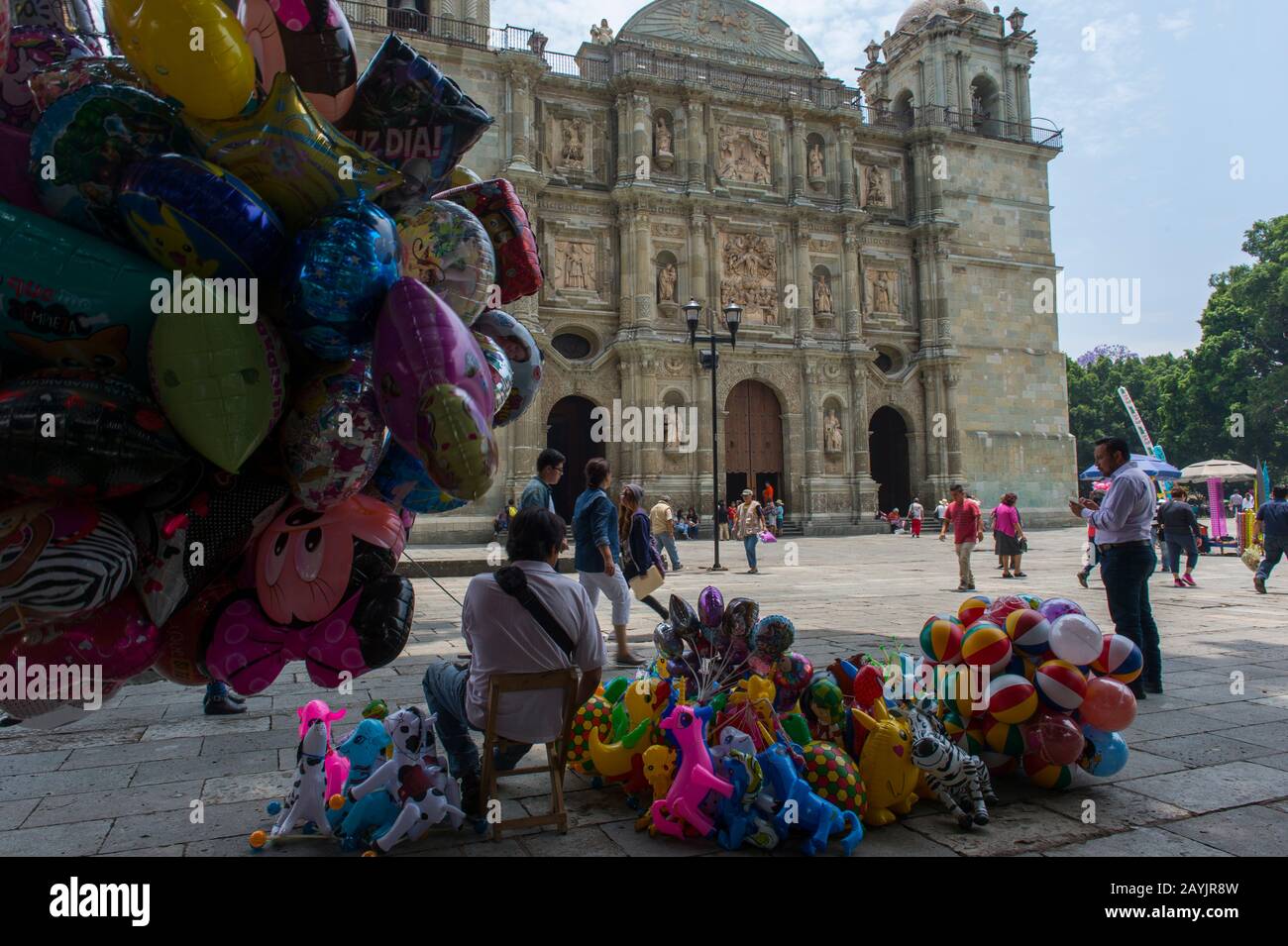 Les gens qui vendent des ballons sur la place devant la cathédrale Notre Dame de l'Assomption construite dans un style néoclassique, dans la ville d'Oaxaca de Banque D'Images Les gens qui vendent des ballons sur la place devant la cathédrale Notre Dame de l'Assomption construite dans un style néoclassique, dans la ville d'Oaxaca de Banque D'Images