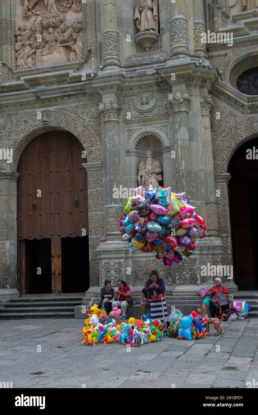 Les gens qui vendent des ballons sur la place devant la cathédrale Notre Dame de l'Assomption construite dans un style néoclassique, dans la ville d'Oaxaca de Banque D'Images Les gens qui vendent des ballons sur la place devant la cathédrale Notre Dame de l'Assomption construite dans un style néoclassique, dans la ville d'Oaxaca de Banque D'Images
