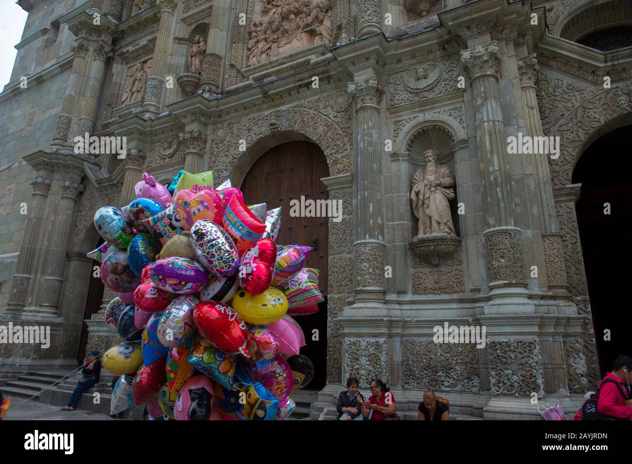 Les gens qui vendent des ballons sur la place devant la cathédrale Notre Dame de l'Assomption construite dans un style néoclassique, dans la ville d'Oaxaca de Banque D'Images Les gens qui vendent des ballons sur la place devant la cathédrale Notre Dame de l'Assomption construite dans un style néoclassique, dans la ville d'Oaxaca de Banque D'Images