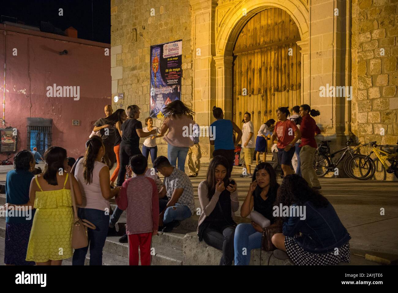 Les gens dansent la nuit devant l'église Sangre de Cristo dans la ville d'Oaxaca de Juarez, Oaxaca, Mexique. Banque D'Images