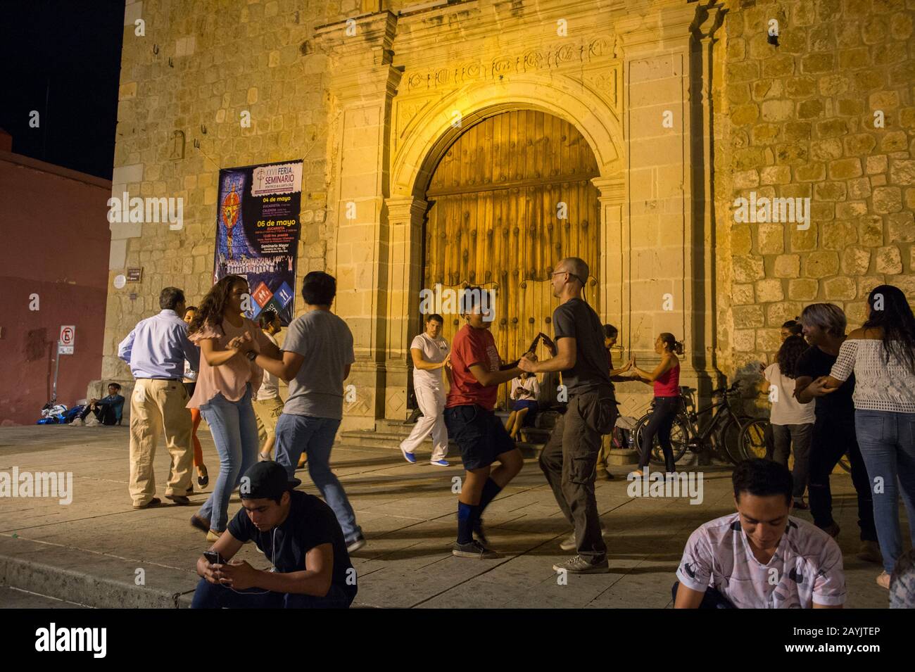 Les gens dansent la nuit devant l'église Sangre de Cristo dans la ville d'Oaxaca de Juarez, Oaxaca, Mexique. Banque D'Images