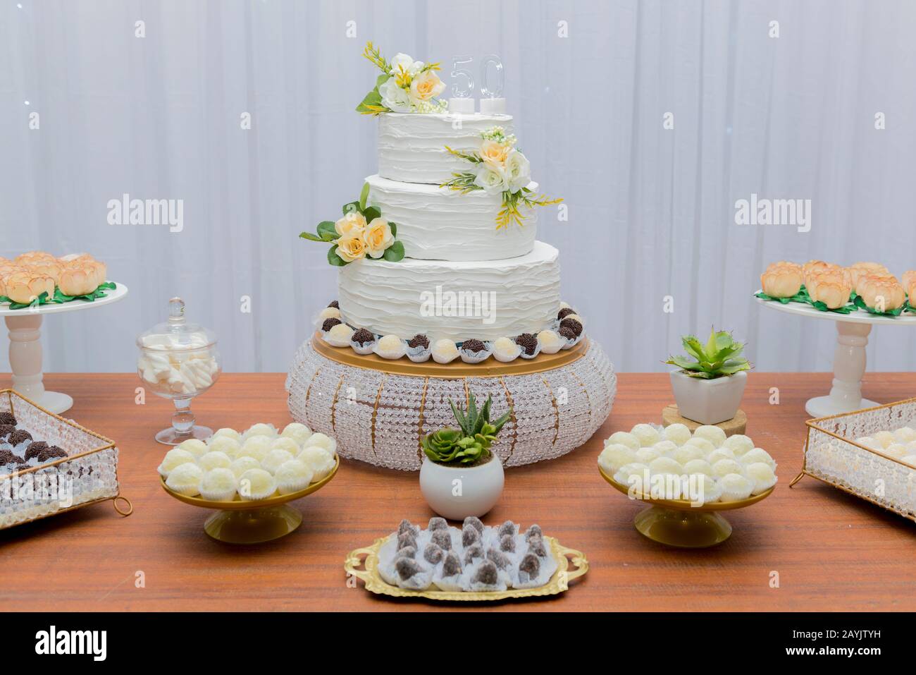 Un Beau Gateau Pour Le 50eme Anniversaire Decore Fete D Anniversaire De Table Avec Un Gateau Blanc A Deux Etages Decore De Roses Jaunes Et De Son Vert Photo Stock Alamy Un Beau Gateau Pour Le 50eme Anniversaire Decore Fete D Anniversaire De Table Avec Un Gateau Blanc A Deux Etages Decore De Roses Jaunes Et De Son Vert Photo Stock Alamy