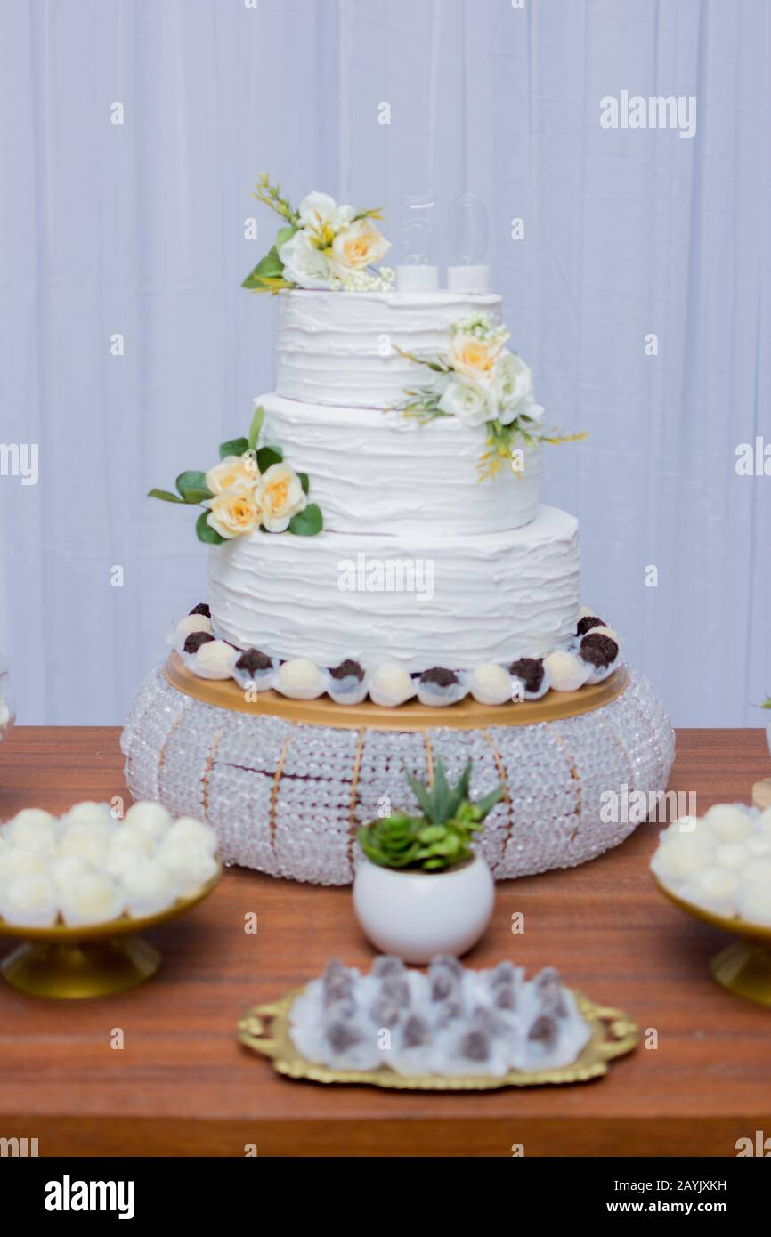 Un Beau Gateau Pour Le 50eme Anniversaire Decore Fete D Anniversaire De Table Avec Un Gateau Blanc A Deux Etages Decore De Roses Jaunes Et De Son Vert Photo Stock Alamy Un Beau Gateau Pour Le 50eme Anniversaire Decore Fete D Anniversaire De Table Avec Un Gateau Blanc A Deux Etages Decore De Roses Jaunes Et De Son Vert Photo Stock Alamy