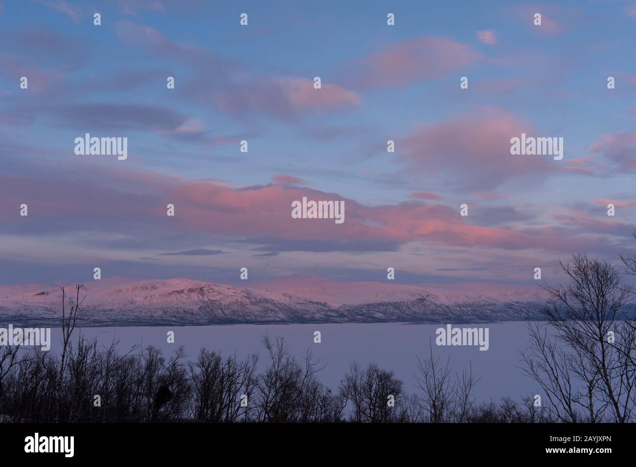 Vue depuis la zone de l'hôtel Fjallet du lac Tornetrask, gelé et enneigé, en Laponie suédoise, dans le nord de la Suède. Banque D'Images