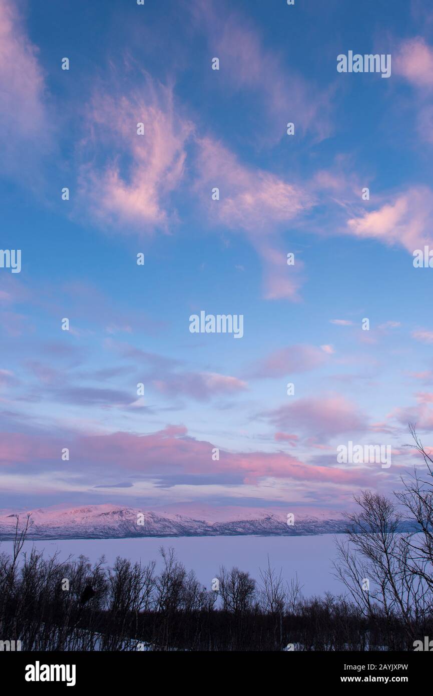 Vue depuis la zone de l'hôtel Fjallet du lac Tornetrask, gelé et enneigé, en Laponie suédoise, dans le nord de la Suède. Banque D'Images