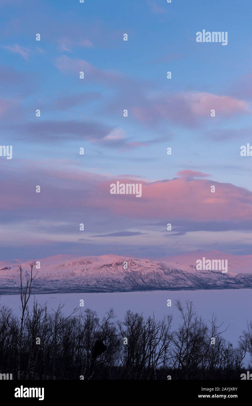 Vue depuis la zone de l'hôtel Fjallet du lac Tornetrask, gelé et enneigé, en Laponie suédoise, dans le nord de la Suède. Banque D'Images