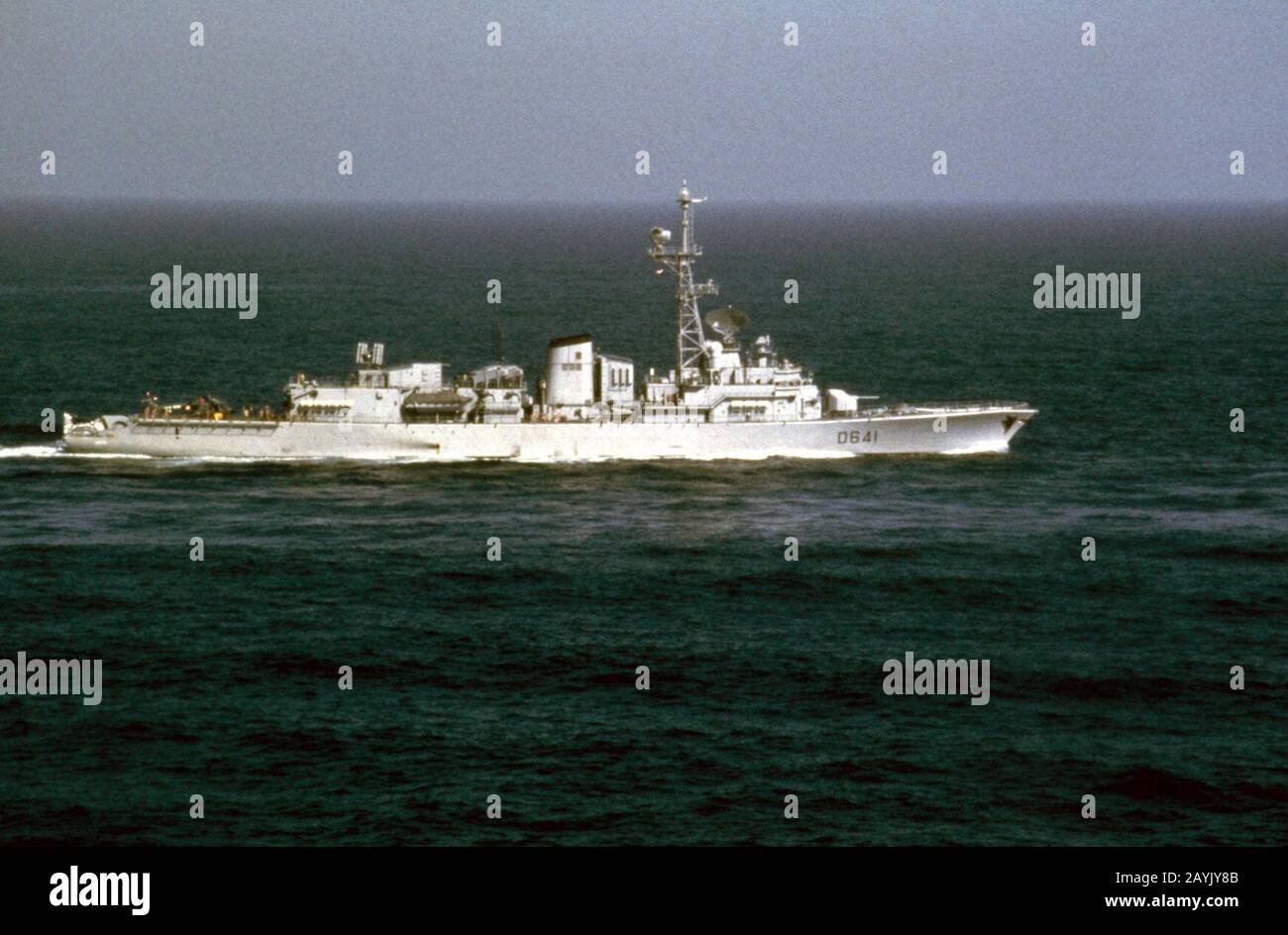 Le destroyer français Dupleix (D641) est en cours dans l'océan Pacifique le 23 juin 1985 (6397991). Banque D'Images