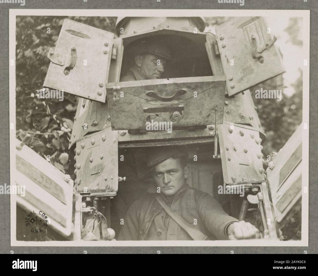 Réservoir Renault français avec Sgt équipage américain. Edward White Et Cpl. Edward J. Elliot, Route Militaire Près De Cigarette Butte, France. Banque D'Images