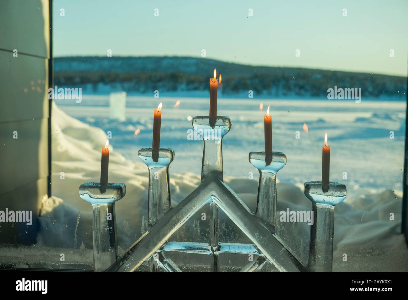 Une fenêtre avec des bougies dans un porte-bougie de glace au ICEHOTEL 365 qui a été lancé en 2016 et est une structure permanente offrant toute l'année le séjour Banque D'Images