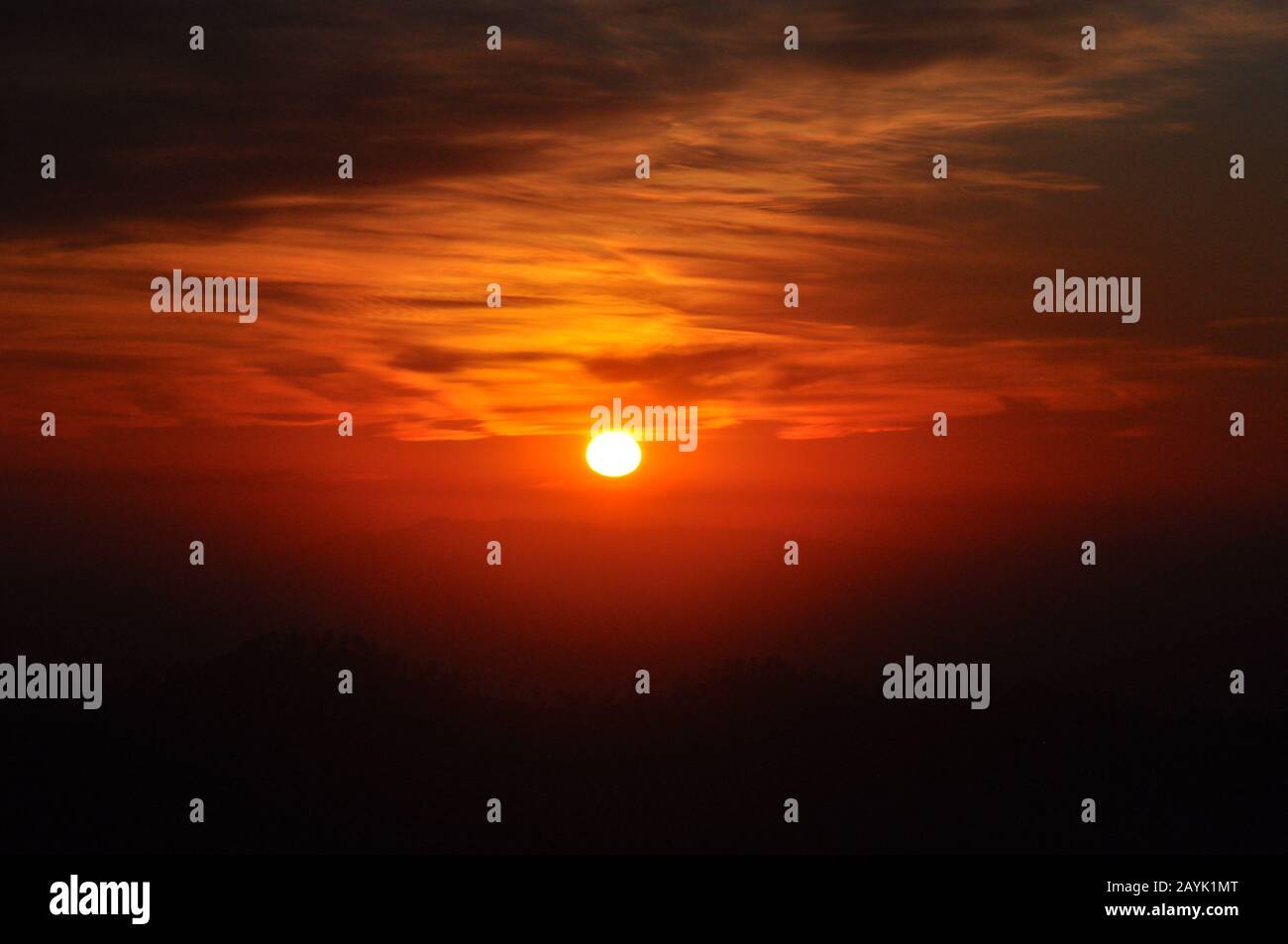 Fond ciel sombre orange coucher de soleil avec des nuages tout autour Banque D'Images