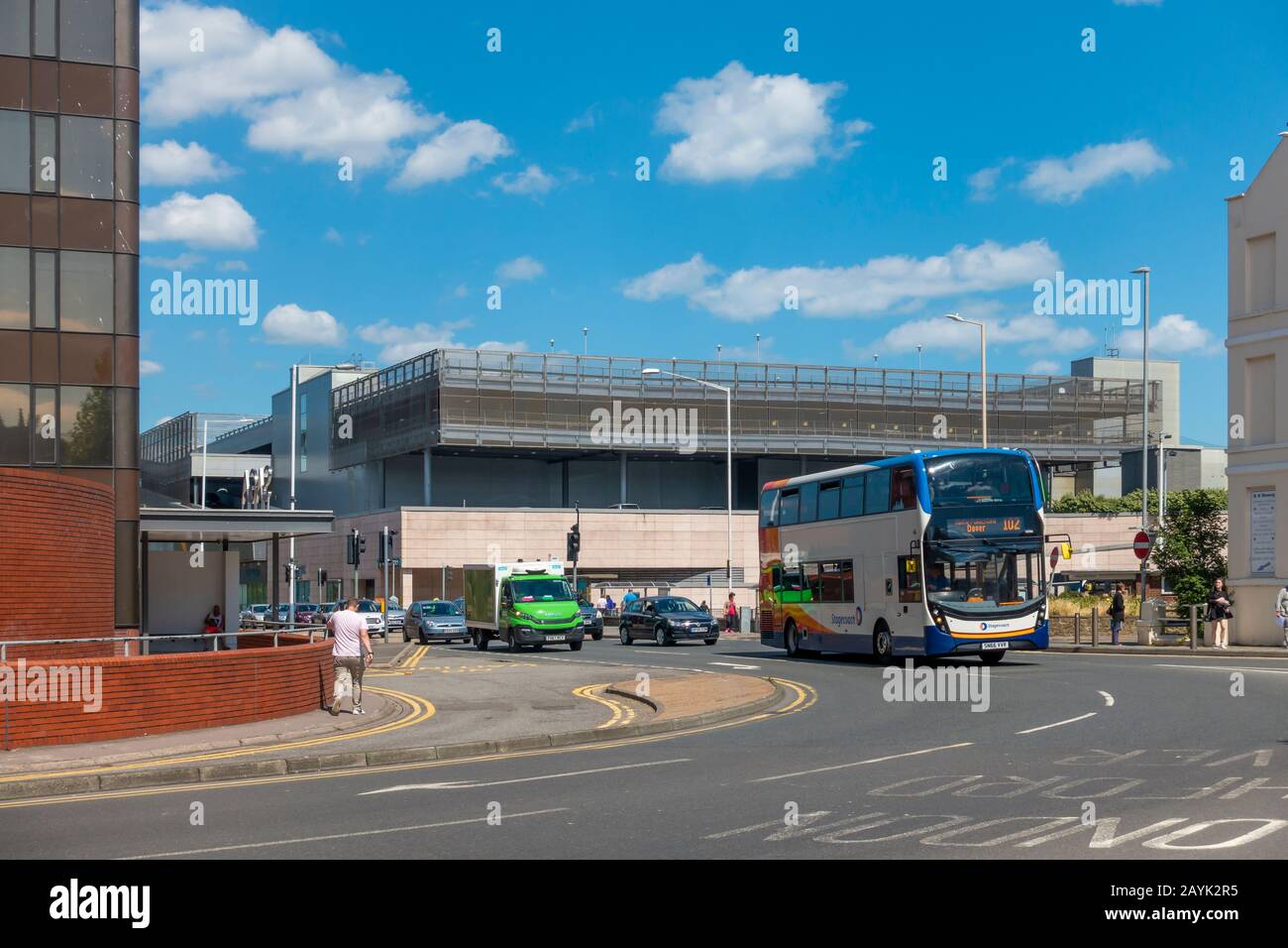 Bus, sortie de la gare routière, Middelburg Square, Folkestone, Kent, Angleterre parking pour le centre commercial de Bouverie Place en arrière-plan. Banque D'Images