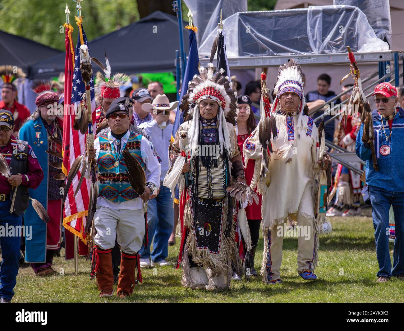 Indiens d'Amérique autochtones en robe complète lors d'un festival Pow Wow Banque D'Images