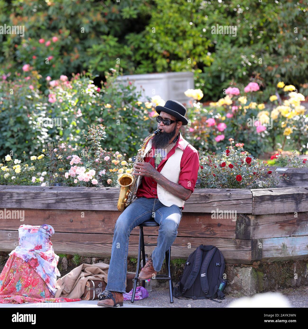 Portland, Oregon États-Unis - 16 juin 2018 : un musicien de rue joue sur un saxophone dans un parc Rose Garden Banque D'Images