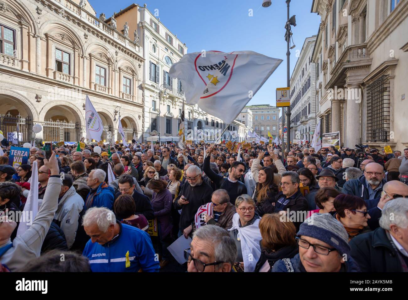 Rome, Italie - 15 février 2020: Grande manifestation sur la place du Mouvement 5 étoiles, contre les privilèges de la politique. Banque D'Images