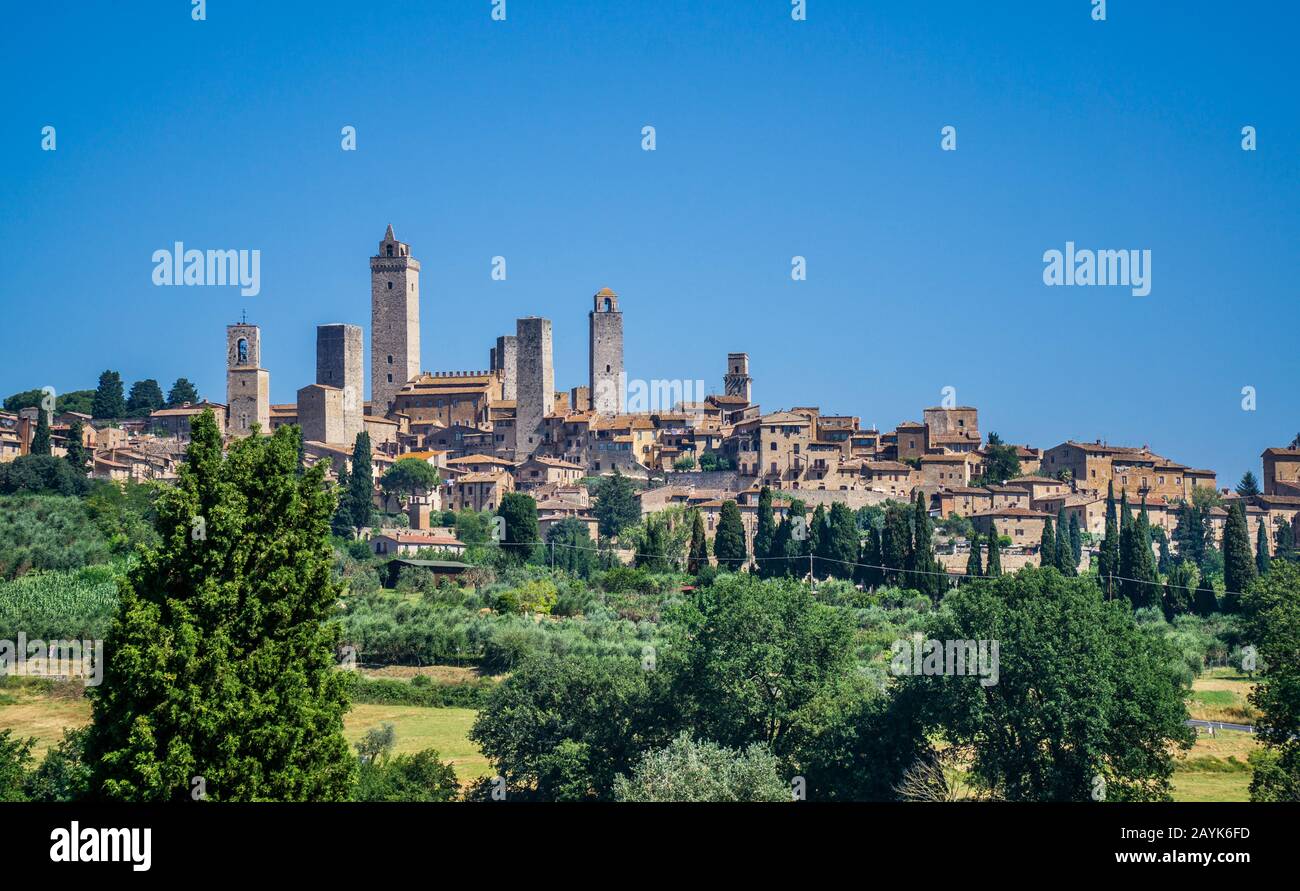 San Gimignano, ville fortifiée de colline médiévale dans la province de Sienne, unique dans la préservation d'une douzaine de ses maisons de tour, Toscane, Italie Banque D'Images