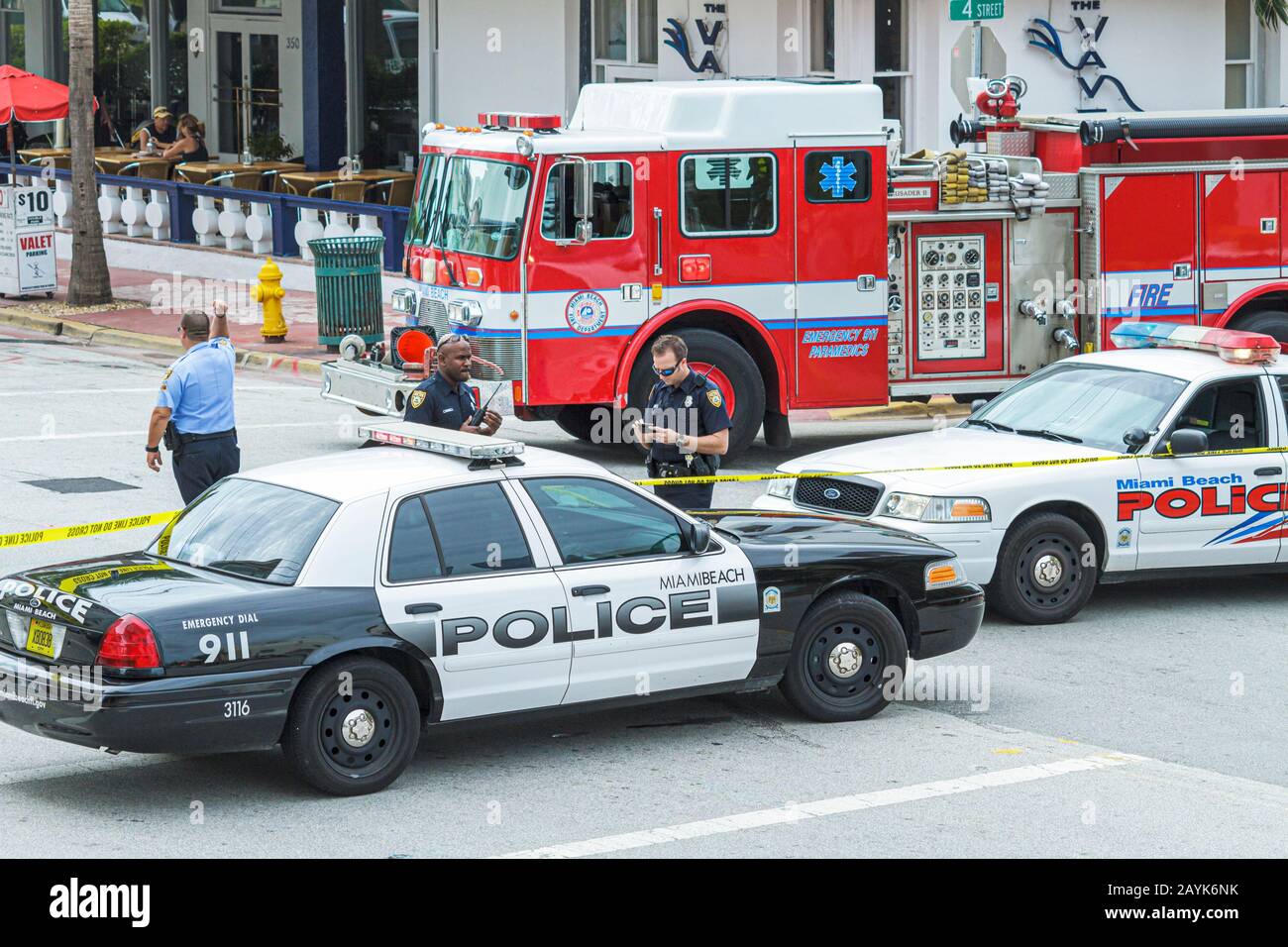 Miami Beach Florida,Ocean Drive,scène de crime de tir,meurtre,police,policier,véhicule,voiture,camion de moteur d'incendie,FL101122089 Banque D'Images