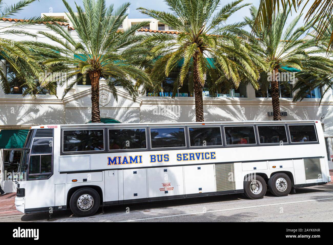 Miami Beach Florida,Fifth 5th Street,car,bus, car, les visiteurs voyage Voyage tourisme touristique sites touristiques culture culturelle, vacances Banque D'Images