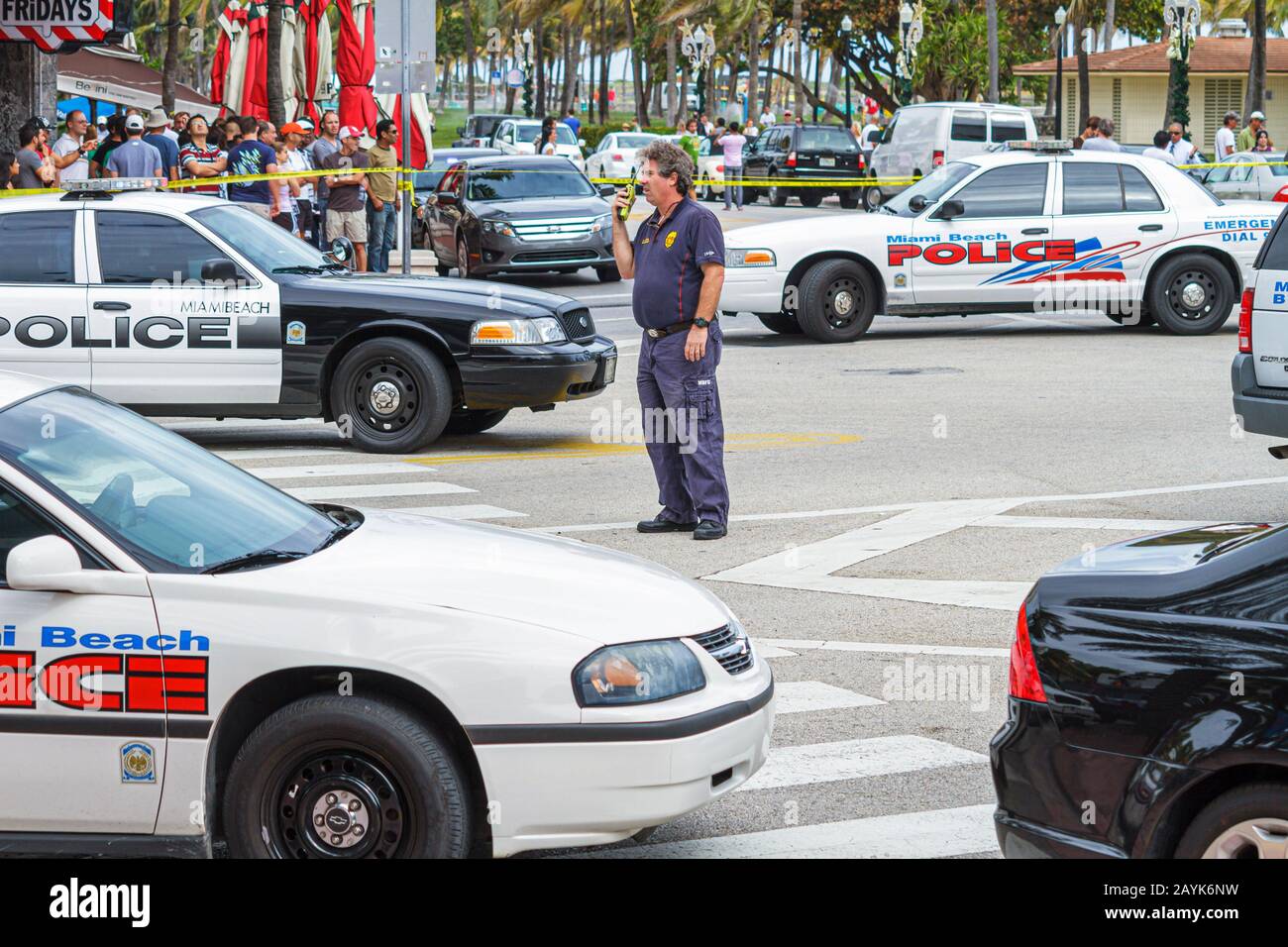 Miami Beach Florida,Ocean Drive,tir scène de crime,meurtre,police,policier,détectives,véhicule,voitures de voiture,les visiteurs voyage tournée touristique touris Banque D'Images