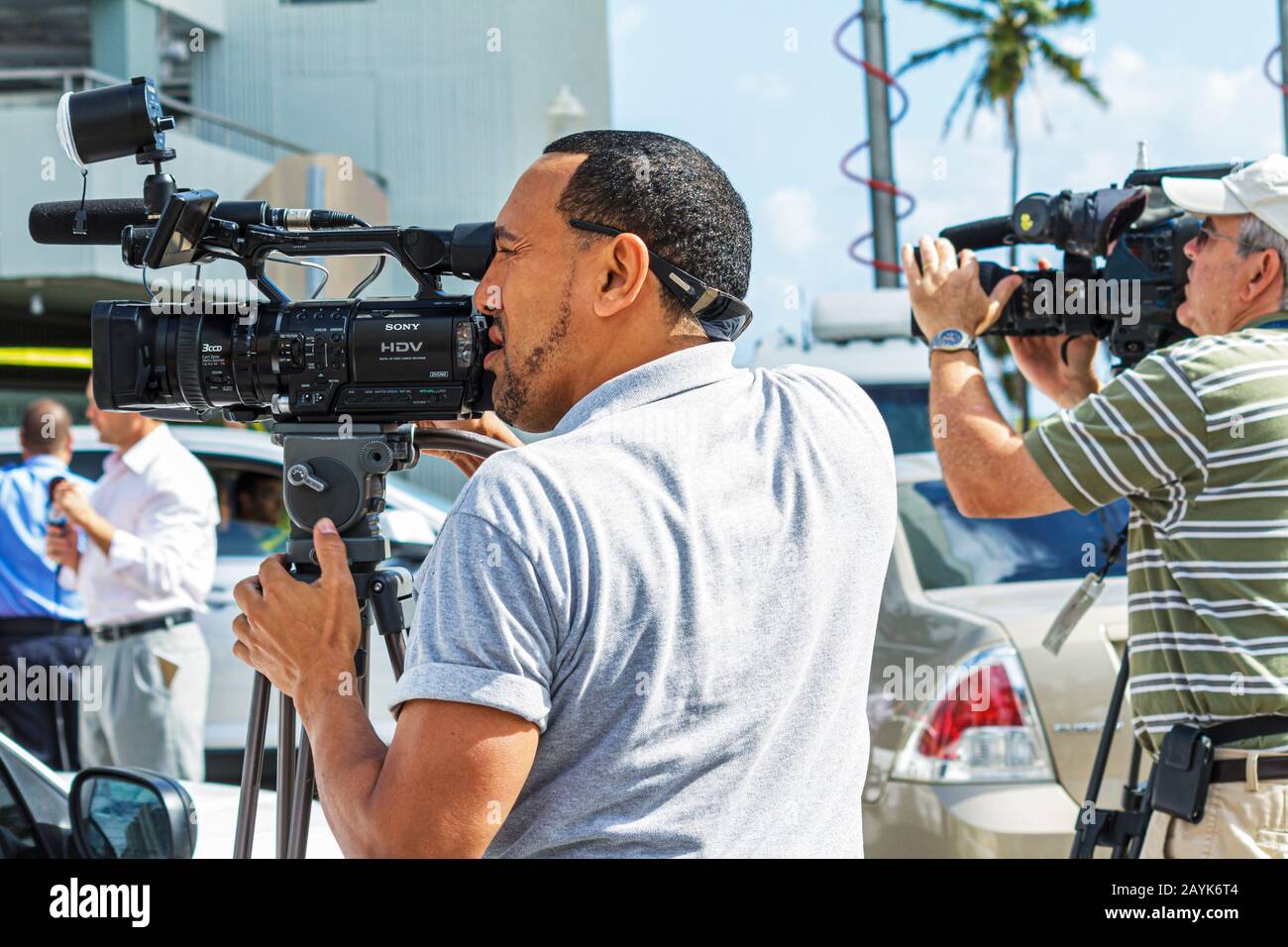 Miami Beach Florida,Ocean Drive,tournage scène de crime,meurtre,médias,hispanique latin Latino ethno immigrants minorités ethniques immigrants, adultes homme hommes Banque D'Images