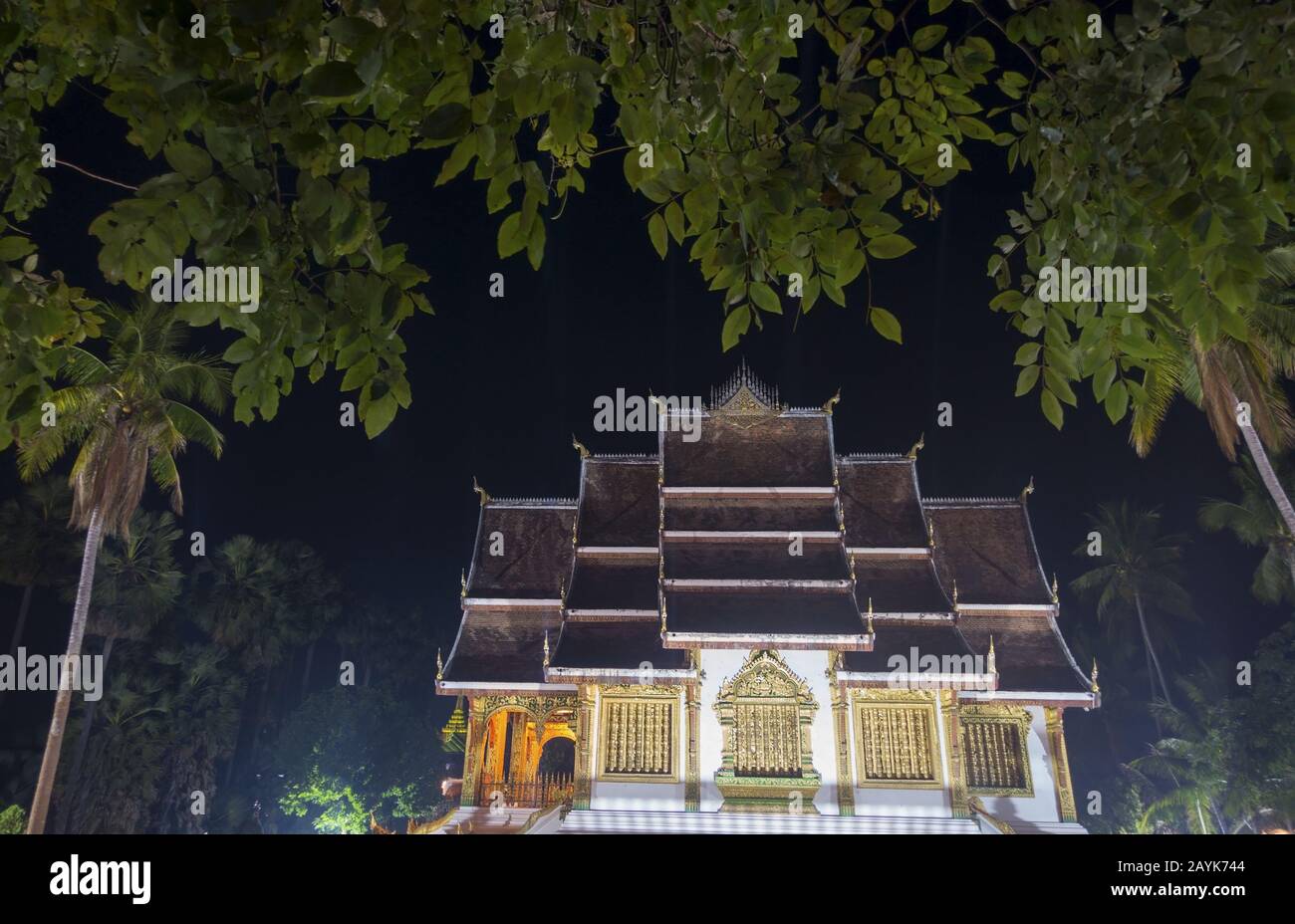 Vue Nocturne Du Palais Royal Impérial Ou De Haw Kham À Luang Prabang, Laos Banque D'Images