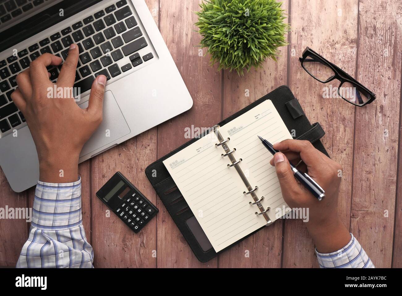vue de dessus de la main de l'homme utilisant l'ordinateur portable sur le bureau Banque D'Images