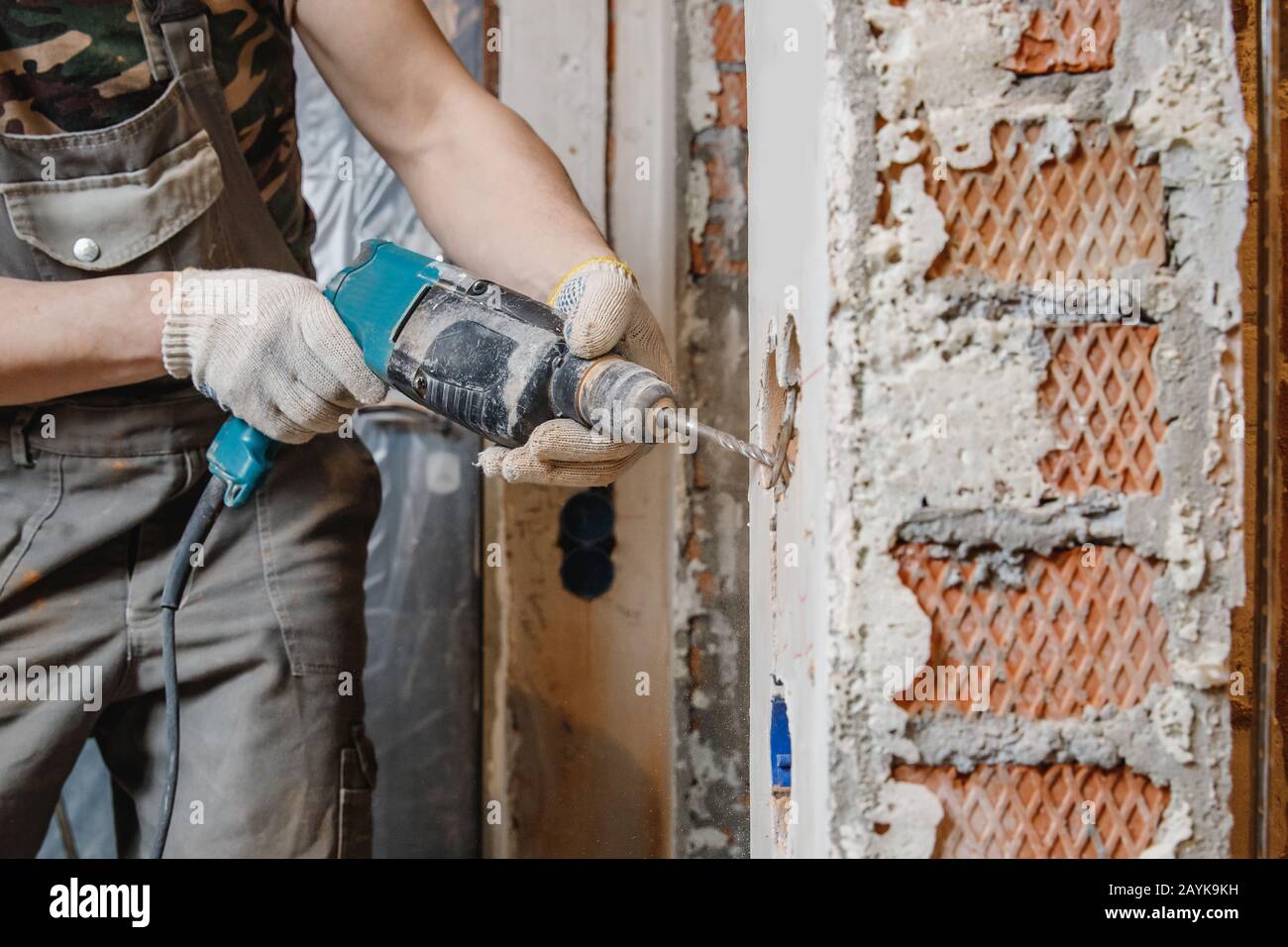 Constructeur homme avec perforateur pneumatique pour perceuse à
