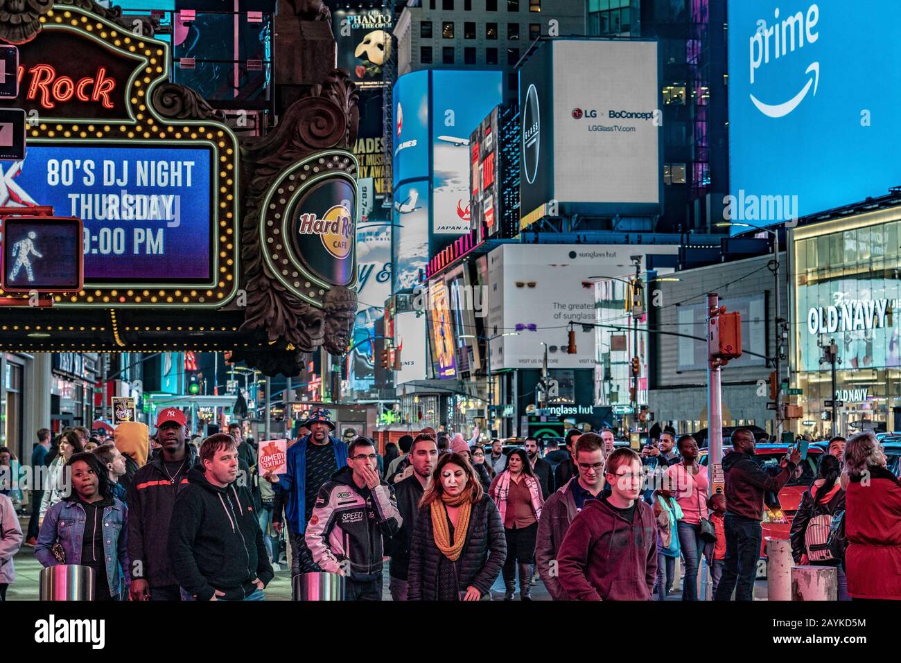 New YORK, États-Unis - 11 OCTOBRE : scène nocturne de signes et de foules de personnes sur Times Square le 11 octobre 2019 à New York Banque D'Images