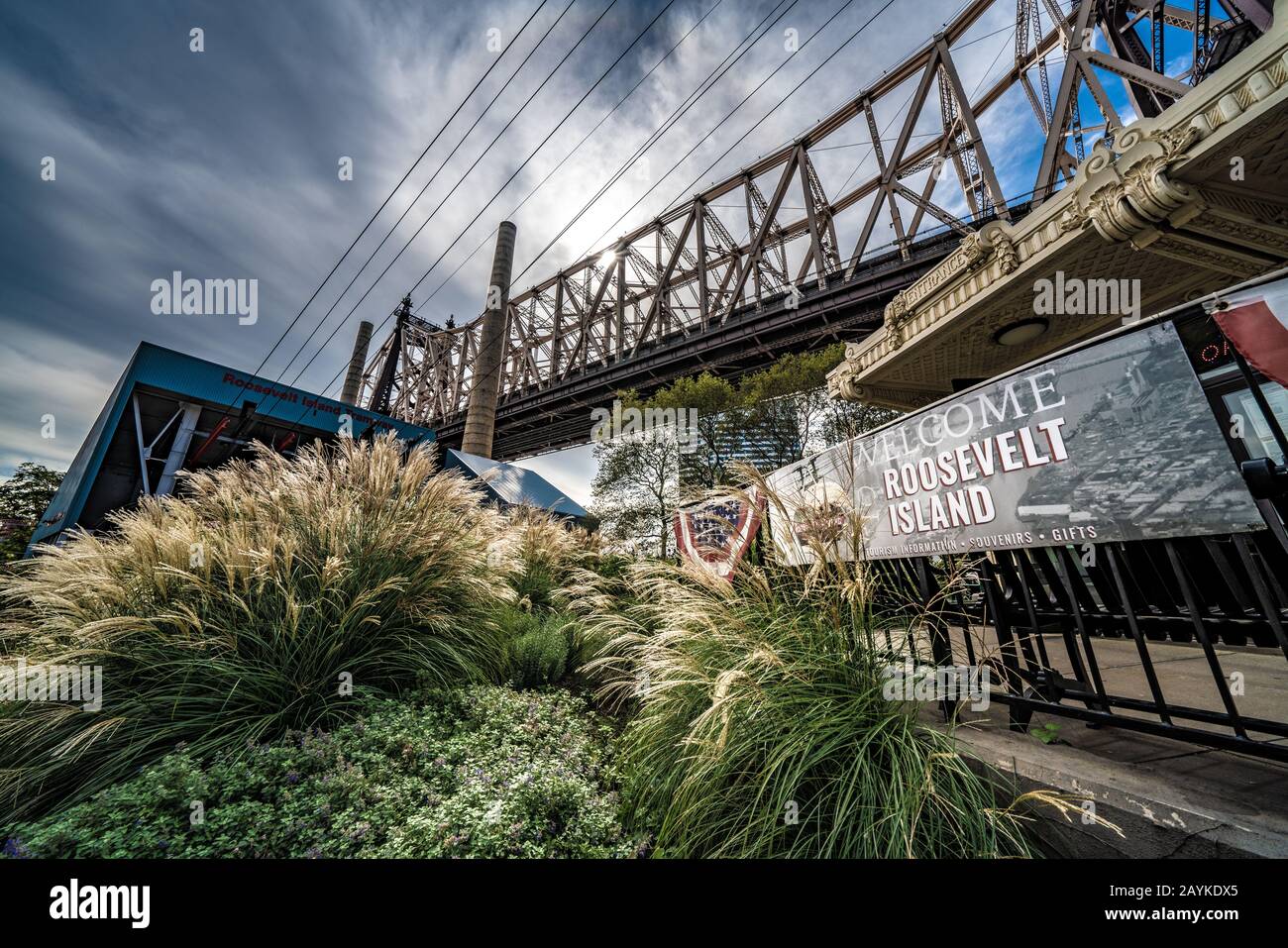 New YORK, États-Unis - 13 OCTOBRE: Bienvenue au panneau Roosevelt Island à l'extérieur du célèbre téléphérique le 13 octobre 2019 à New York Banque D'Images