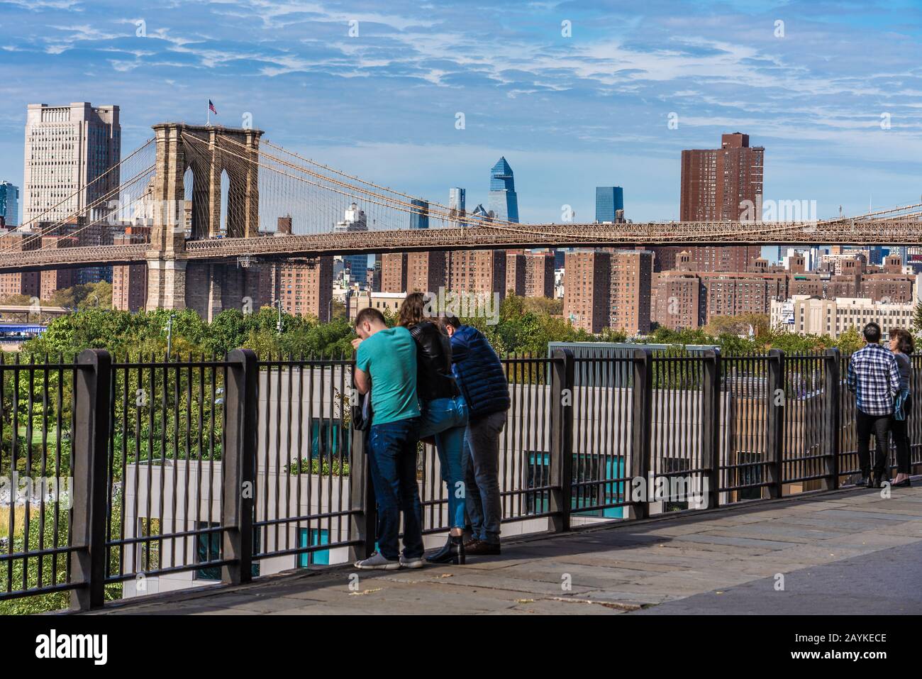 New YORK, États-Unis - 13 OCTOBRE : Brooklyn Heights Promenade une passerelle piétonne avec le pont de Brooklyn au loin le 13 octobre 2019 à New York Banque D'Images