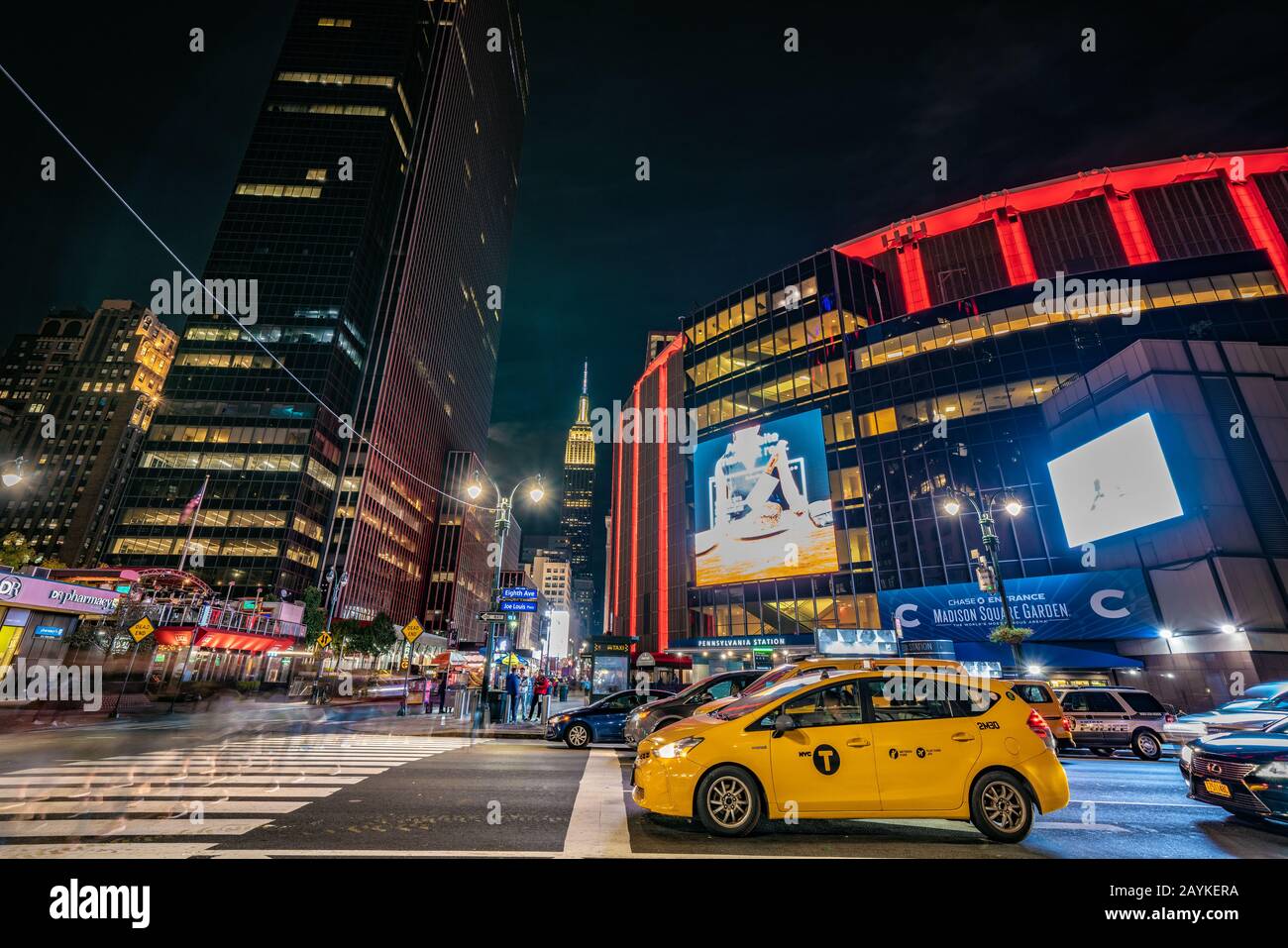 New YORK, États-Unis - 13 OCTOBRE : paysage urbain de Midtown Manhattan à l'extérieur de la célèbre Madison Square Garden Arena la nuit le 13 octobre 2019 à New York Banque D'Images