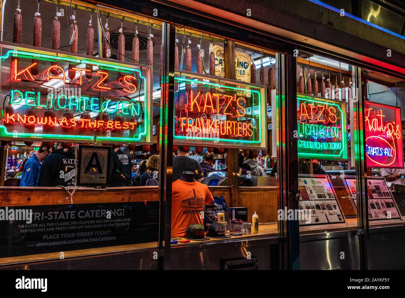 New YORK, États-Unis - 14 OCTOBRE: C'est Katz's Delicatessen un célèbre restaurant dans le côté inférieur est de Manhattan le 14 octobre 2019 à New York Banque D'Images