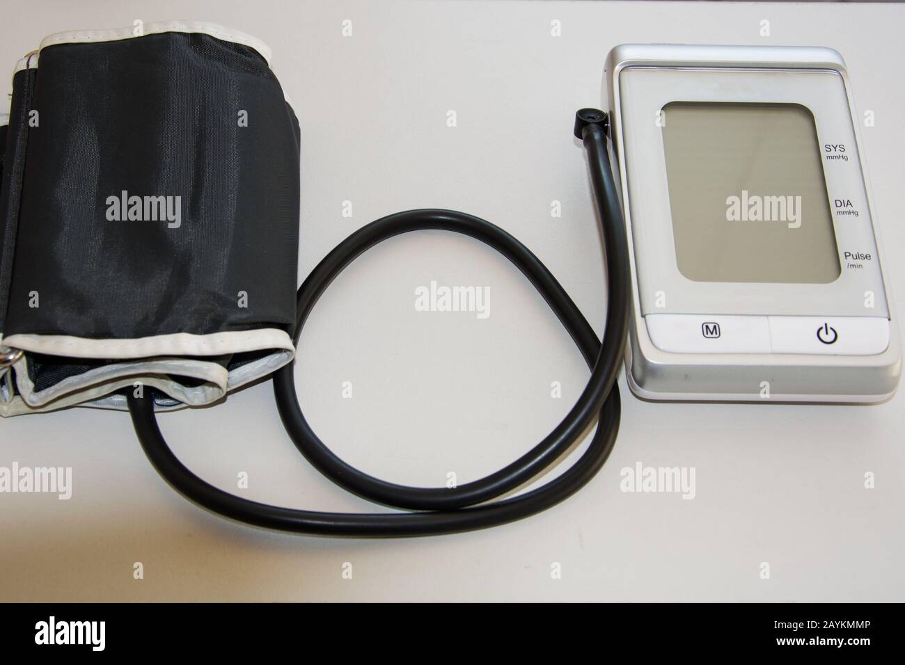 Sonomètre électronique moderne numérique. Prévention des maladies cardiovasculaires et de l'hypertension artérielle. Banque D'Images