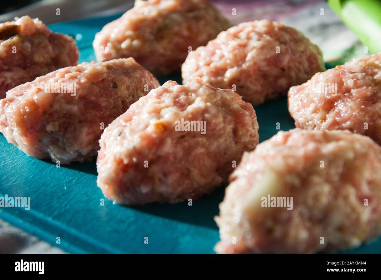 Côtelettes de viande hachées maison à partir d'ingrédients naturels prêts à frire dans une poêle. Mise au point sélective. Banque D'Images