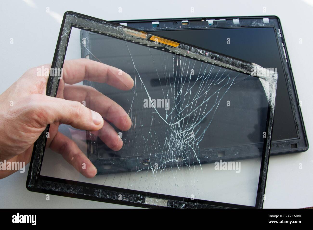 Tablette PC fissurée avec écran tactile en verre cassé. Un technicien est  en train de réparer et de remplacer l'écran cassé sur le gadget endommagé.  Réparer le dispositif dans le ser Photo