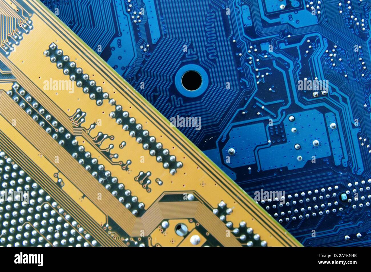 Les cartes de circuit imprimé de la carte mère d'ordinateur close-up. La technologie informatique et électronique. La technologie de la connaissance scientifique, de l'électronique, je réparation Banque D'Images