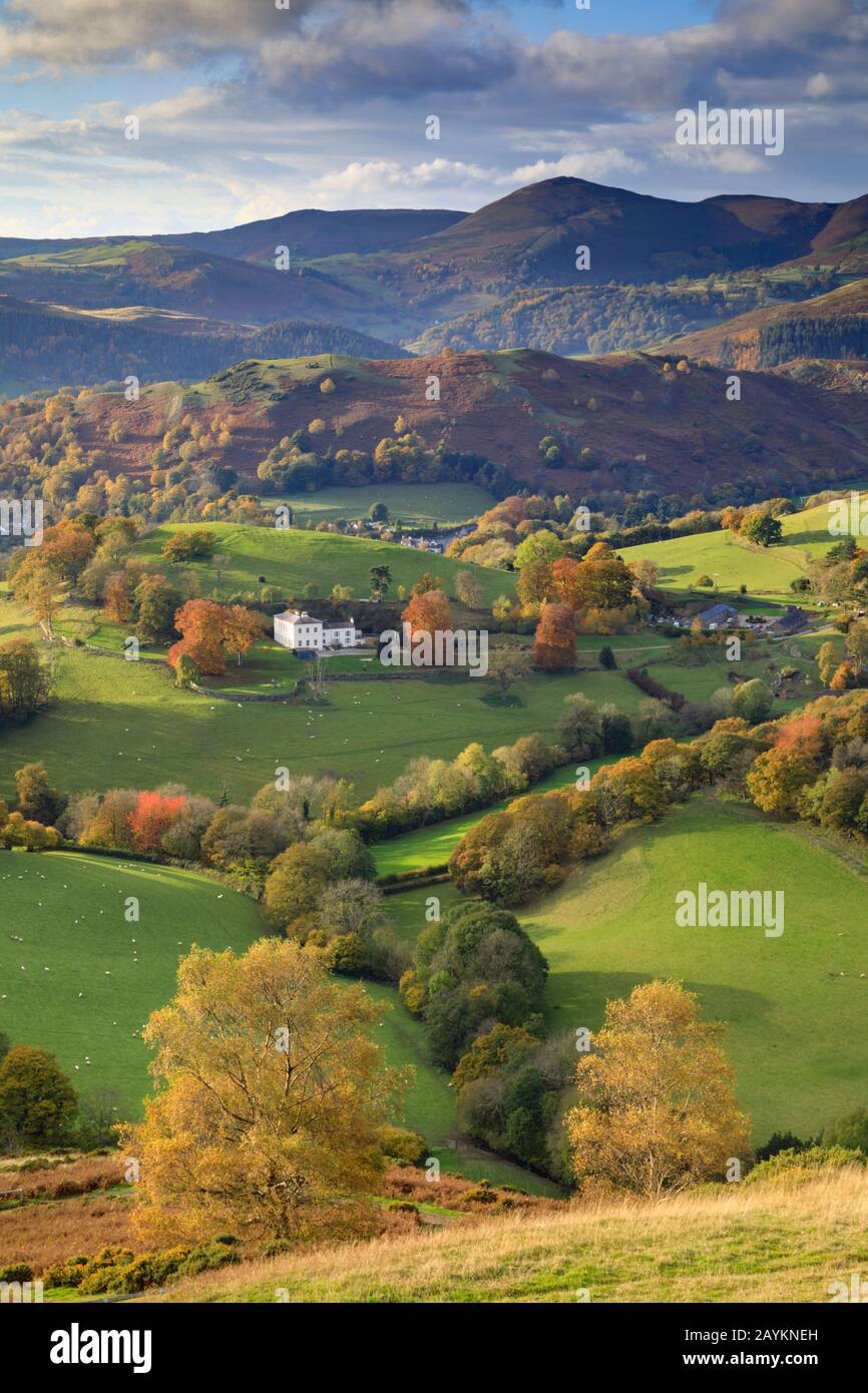 La vue Castell Dinas Bran près de Llangollen, en direction des montagnes Berwyn. Banque D'Images