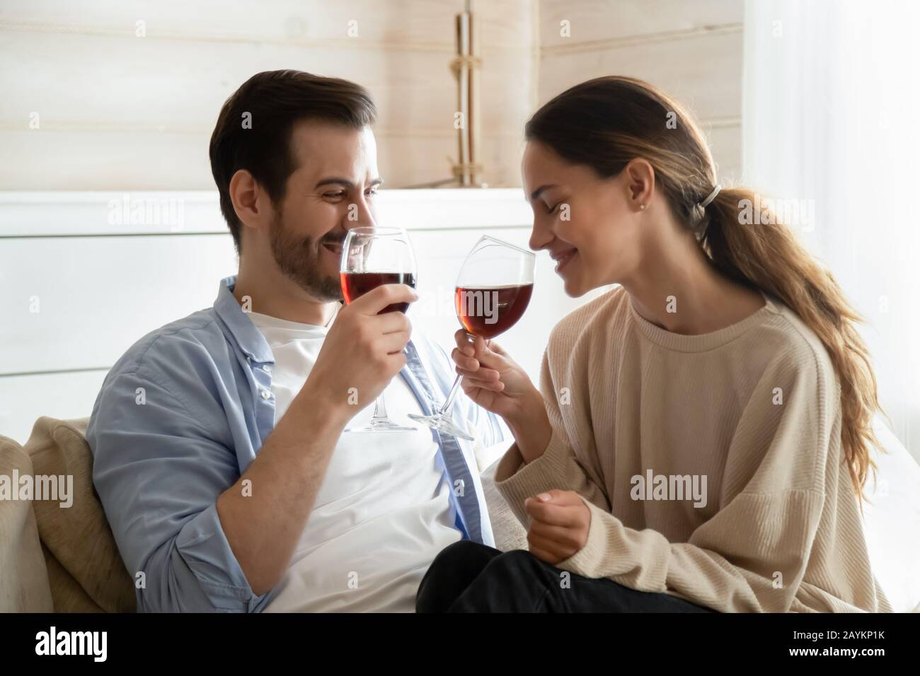 Un couple heureux vous fera apprécier la date de consommation de vin à la maison Banque D'Images