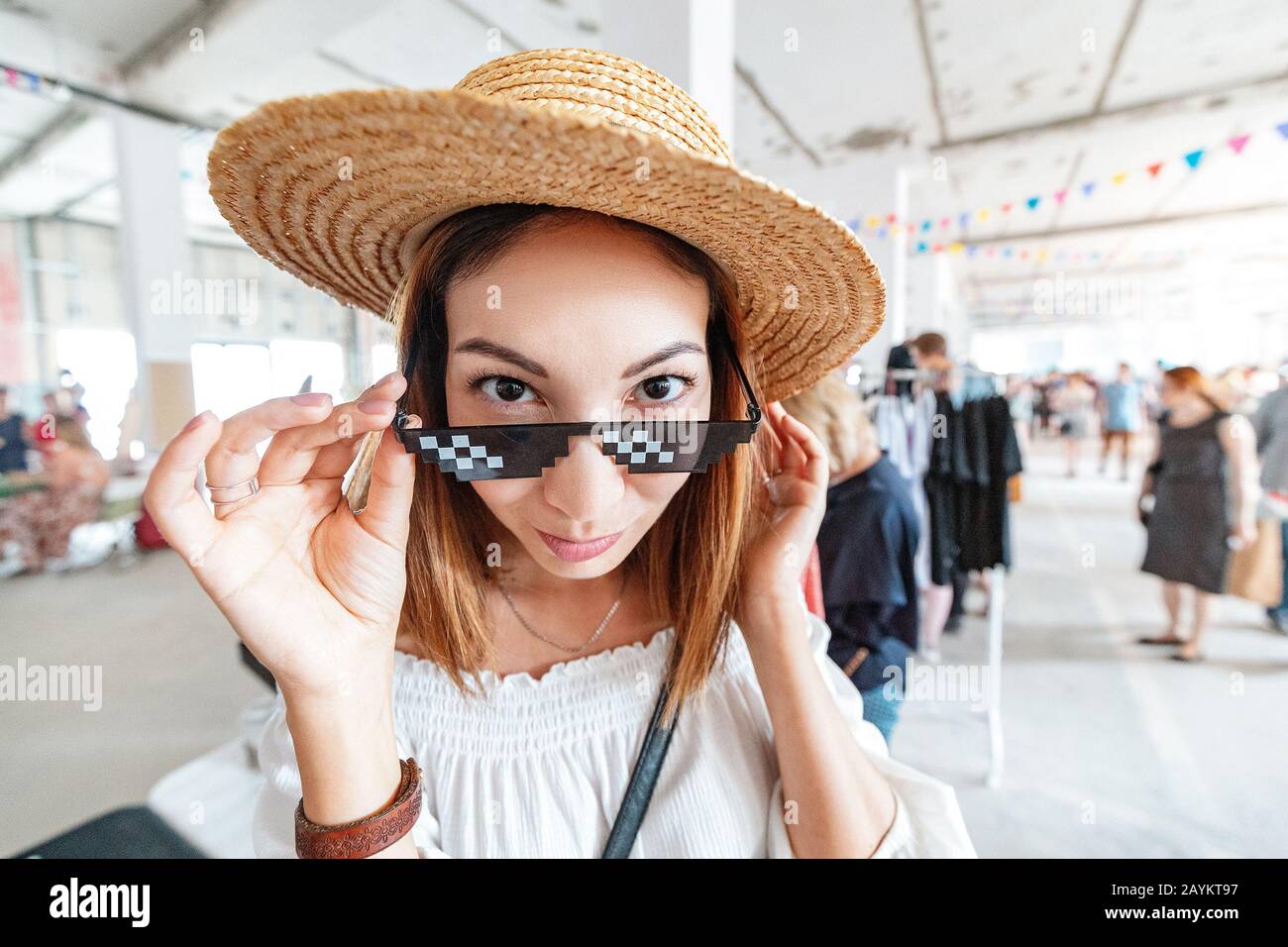 Drôle fille essayer sur des lunettes gangsta ensoleillées et hilarantes  dans un magasin. Concept de style humour Photo Stock - Alamy