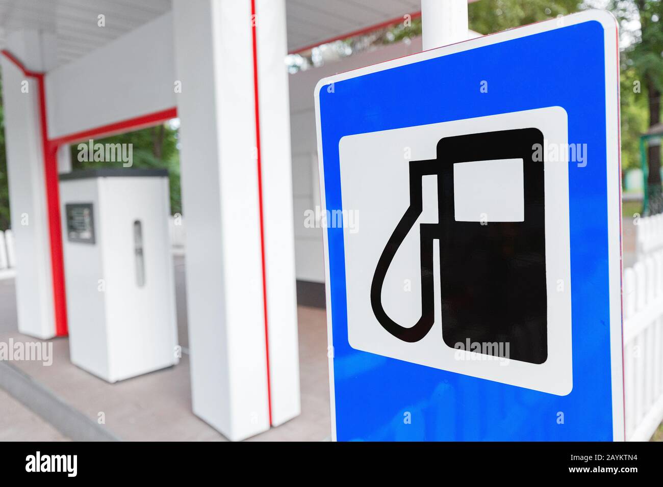 Panneau de signalisation routière de la station essence et de gaz. L'industrie du carburant et du pétrole et les prix et l'économie du diesel. Banque D'Images