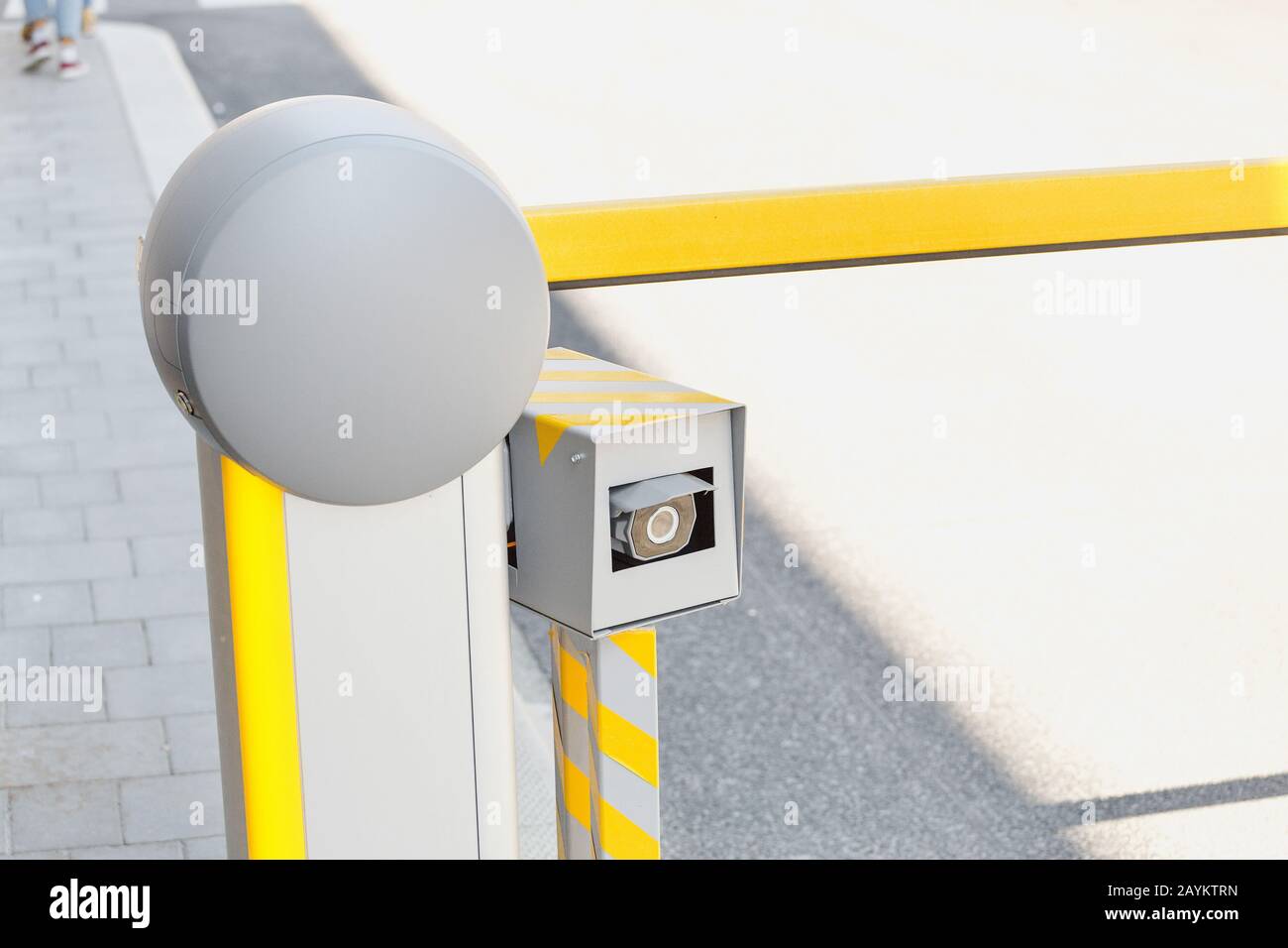 Barrière automatique pour voiture avec caméra de surveillance, contrôle de sécurité et d'accès Banque D'Images