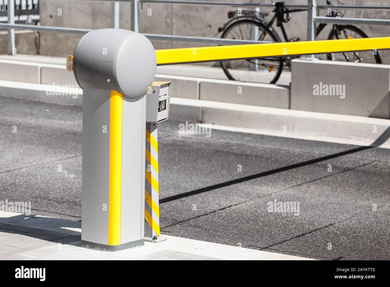 Barrière automatique pour voiture avec caméra de surveillance, contrôle de sécurité et d'accès Banque D'Images