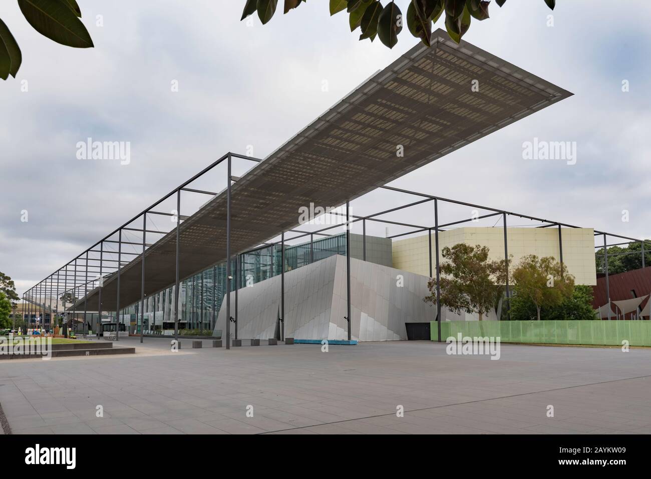 Le Melbourne Museum est un bâtiment post-moderniste conçu par Denton Corker Marshall Architects et ouvert en 2000. C'est le plus grand musée d'Australie Banque D'Images