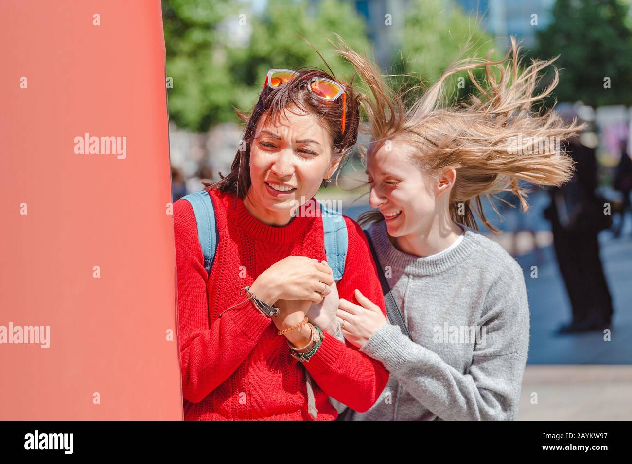 Gratuit Images Deux Femmes Droles Se Cachent D Un Vent Fort Banque D Images actualisé par