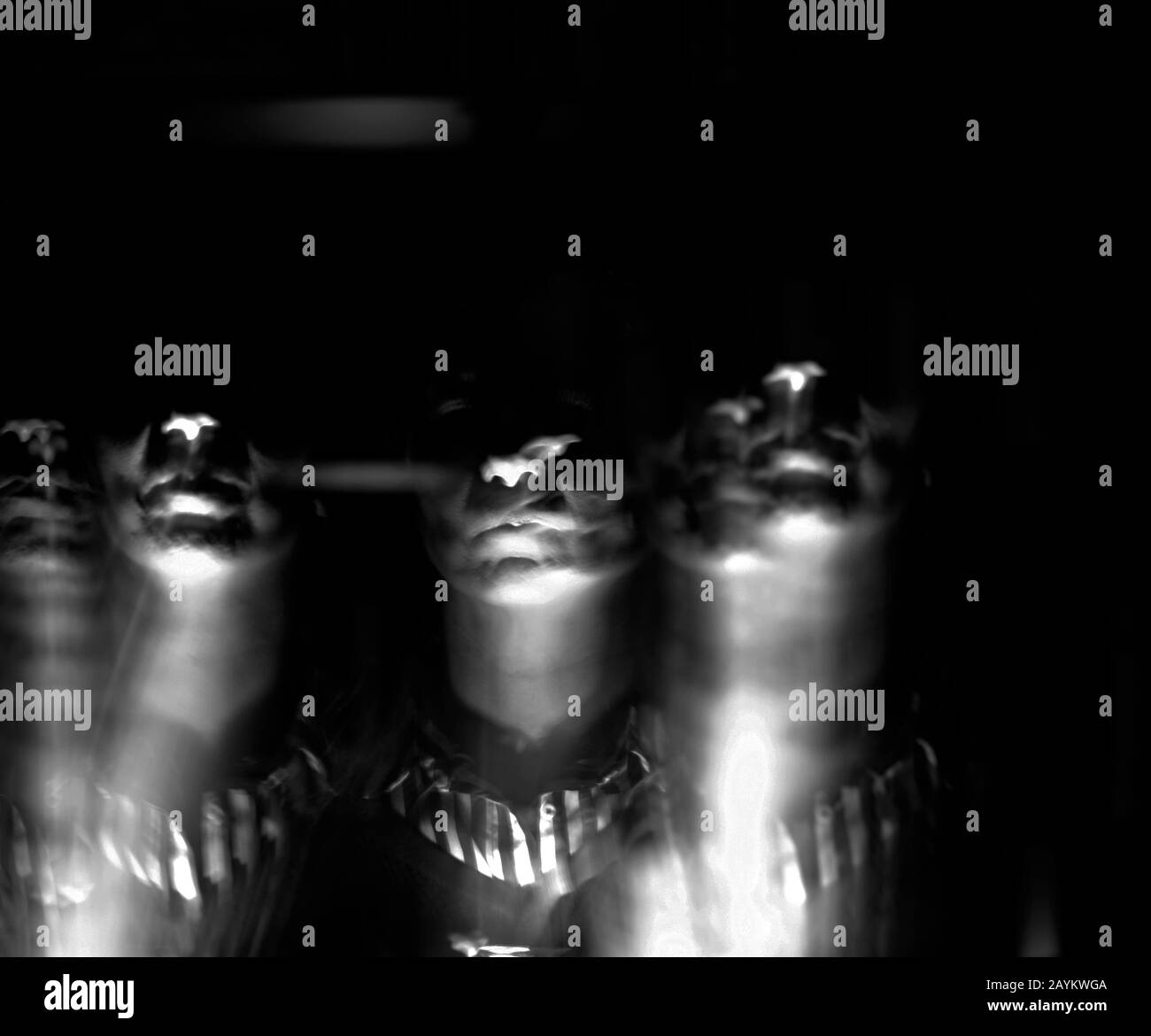 Portrait d'une femme d'âge moyen illuminé sur fond sombre. Banque D'Images