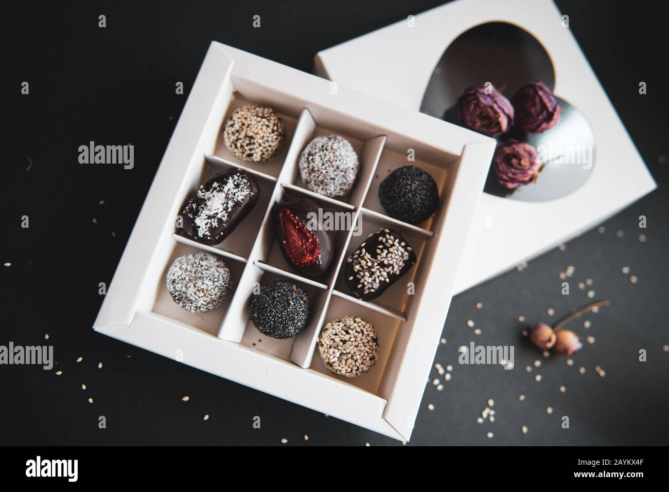 bonbons faits main aux fruits et au chocolat dans une boîte blanche Banque D'Images
