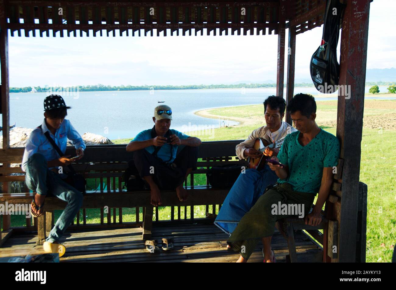 Les Birmans locaux jouent de la musique avec Mandolin dans une hutte au pont U-bein. Photo prise au pont U-bein, Amarapura, Mandalay, Myanmar. Banque D'Images