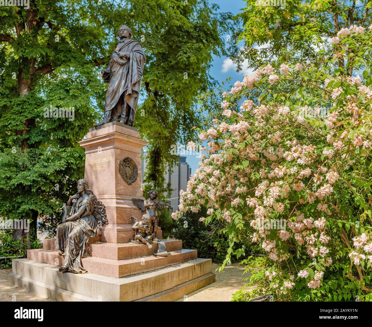 Statue du compositeur Felix Mendelssohn près de l'église Saint-Thomas de Leipzig au printemps Banque D'Images
